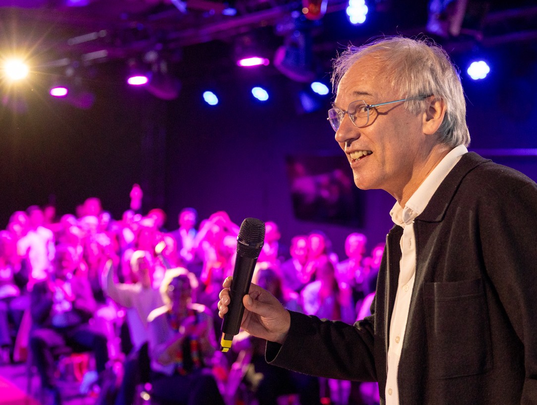 Gregor Beul spricht mit Mikrofon vor Publikum